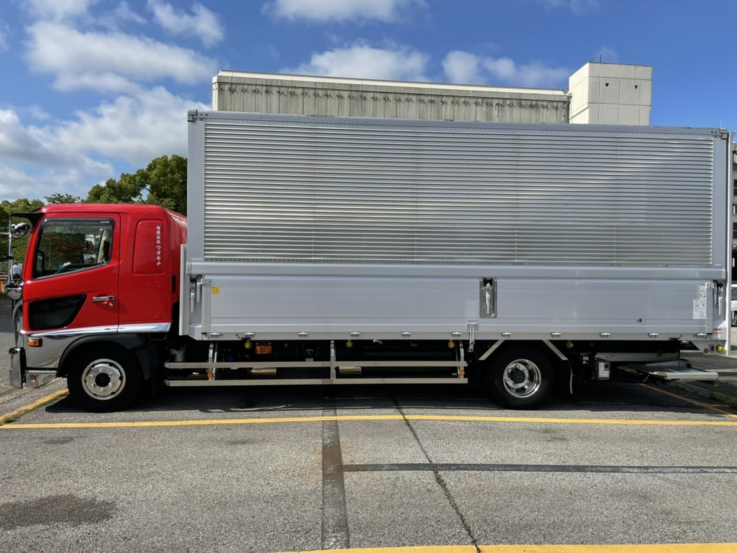 4tウイング車(格納ゲート付）